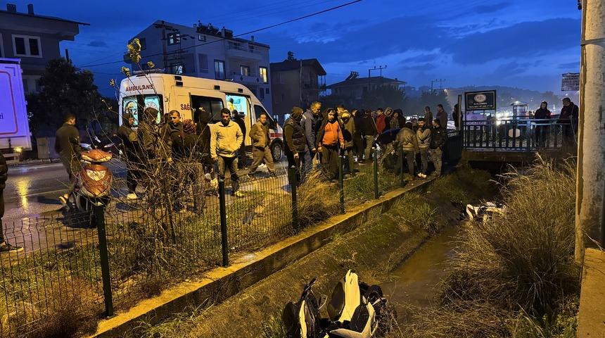 Muğla'da otomobille çarpışarak kanala düşen iki motosikletteki 3 kişi yaralandı