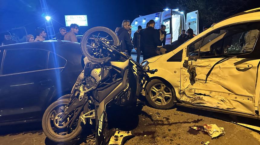 Adıyaman'da hafif ticari araçla çarpışan motosikletteki 2 kişi yaralandı