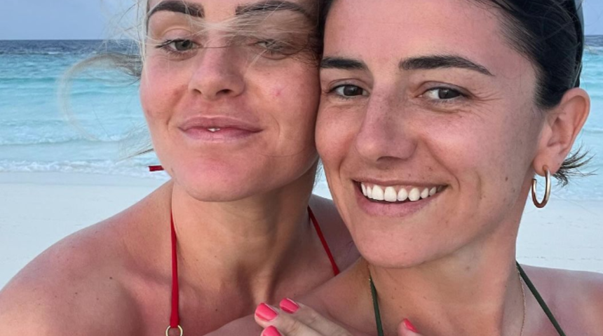 Fransa Kadın Futbol Ligi'nde aynı takımda oynayan Danielle van de Donk ve Ellie Carpenter, nişanlandıklarını açıkladı!