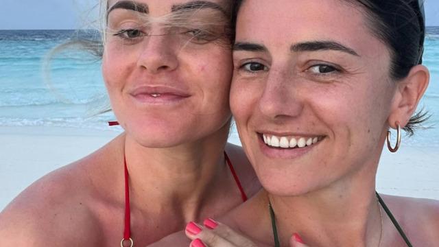 Fransa Kadın Futbol Ligi'nde aynı takımda oynayan Danielle van de Donk ve Ellie Carpenter, nişanlandıklarını açıkladı!