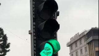 Görüntüler gündem oldu! Düzce Belediyesi trafik lambalarının yeşil kısımlarına Özgür Filistin yazdırdı