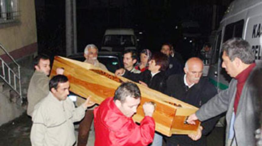 Karısını d&ouml;verek &ouml;ld&uuml;rd&uuml;