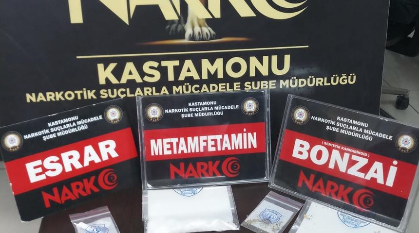 Kastamonu'da uyuşturucu ele geçirilen otomobildeki 2 şüpheli gözaltına alındı