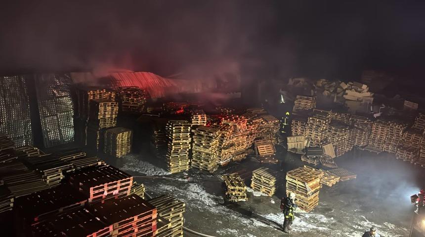 Kayseri'de palet fabrikasında çıkan yangın söndürüldü