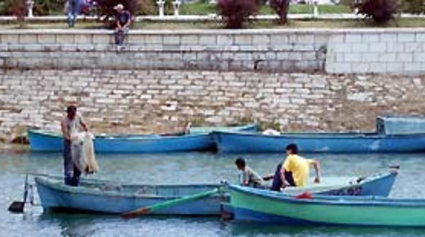 &Ouml;zbek balık&ccedil;ıyı elektrik &ccedil;arptı