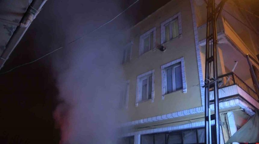 4 katlı binanın bodrum katında &ccedil;ıkan yangın itfaiye ekiplerince s&ouml;nd&uuml;r&uuml;ld&uuml;