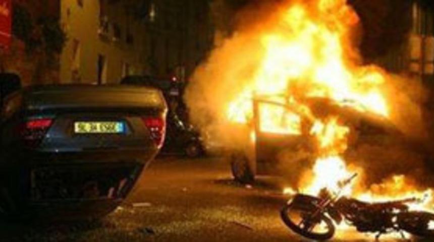 Fransa'da &ouml;ğrenci ve iş&ccedil;iler yine sokaklarda
