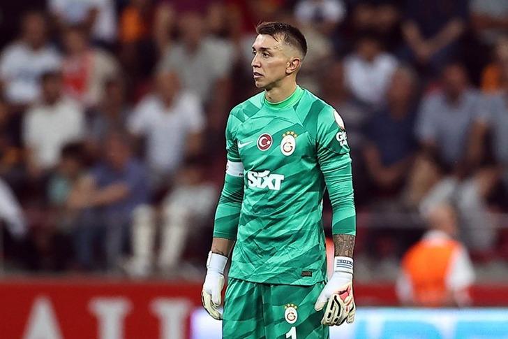 Galatasaray yönetimi hiç beklenmedik bir teklifle Muslera'nın kapısını çalabilir! Uruguaylı eldiven bavulunu toplayabilir... Taraftarı korkutan gelişme! G3