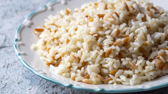 Pilavım tutmuyor diyenlere tane tane pirinç pilavı tarifi! Püf noktalarıyla pilav nasıl yapılır? 