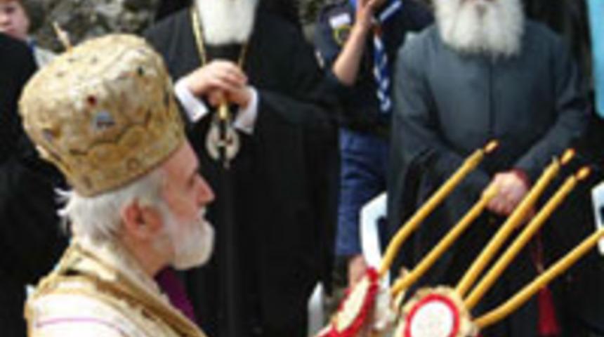 Bartholomeos'a sloganlarla protesto