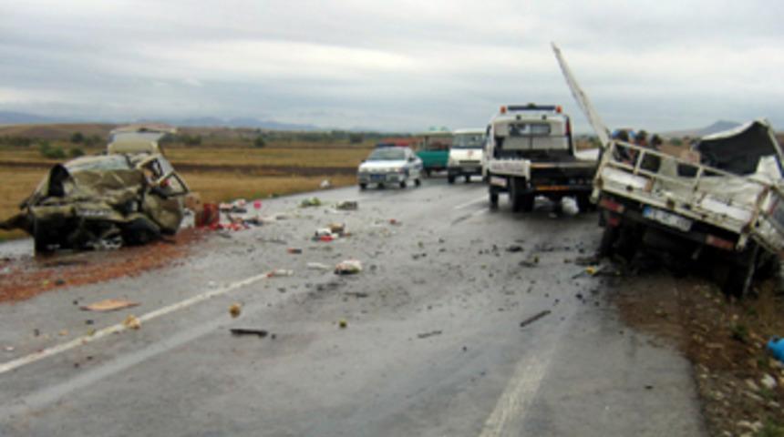 &Ccedil;orum'da korkun&ccedil; kaza: 3 &ouml;l&uuml;, 1 yaralı