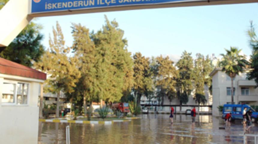 Felaket kamu binalarını da vurdu