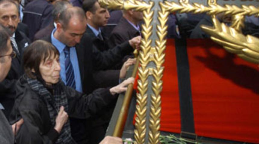 Rahşan Ecevit eli tabutta saatlerce y&uuml;r&uuml;d&uuml;