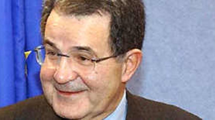 İtalya'da se&ccedil;imi Prodi kazandı