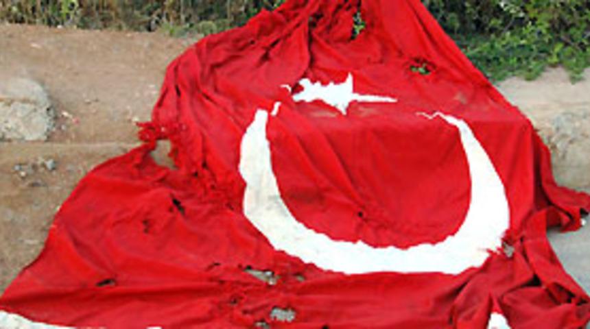 Mardin'de bayrağa yapılan saldırı kınandı