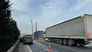Anadolu Otoyolu'nun Kocaeli kesiminde devrilen tır ulaşımı aksattı