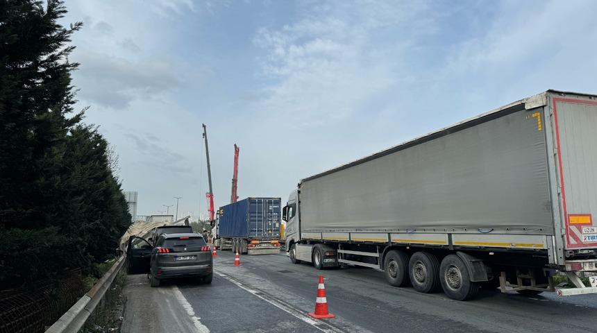 Anadolu Otoyolu'nun Kocaeli kesiminde devrilen tır ulaşımı aksattı