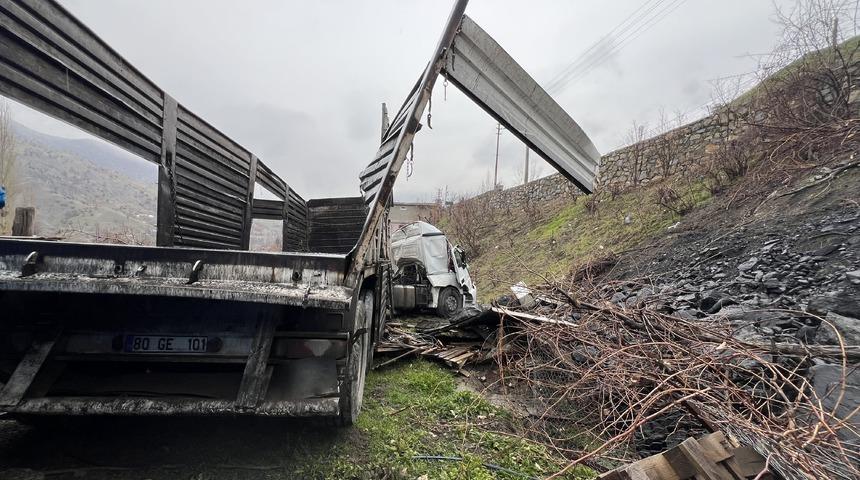 Şırnak'ta şarampole devrilen tırın sürücüsü yaralandı