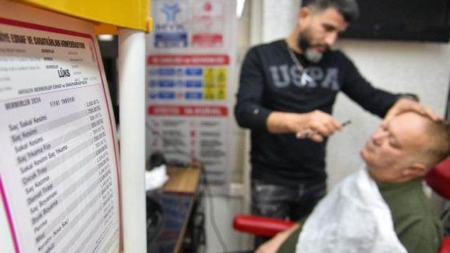 Saç sakal kesimi bin lirayı geçti, Antalya'da rekor zam gündemde:  Altın makasla mı kesiyorlar