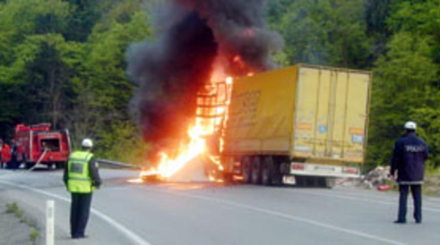 Ankara yolunda &ccedil;ekirdek y&uuml;kl&uuml; tır yandı