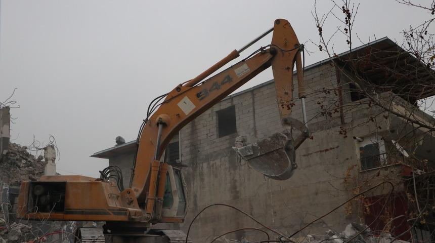 Kahramanmaraş’ta ağır hasarlı binaların yıkımı sürüyor