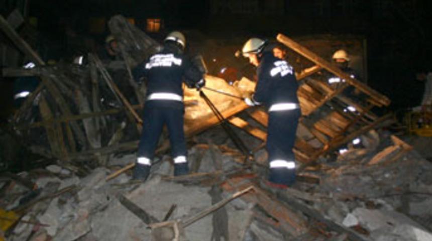 İnşaat &ccedil;alışması binayı yıktı