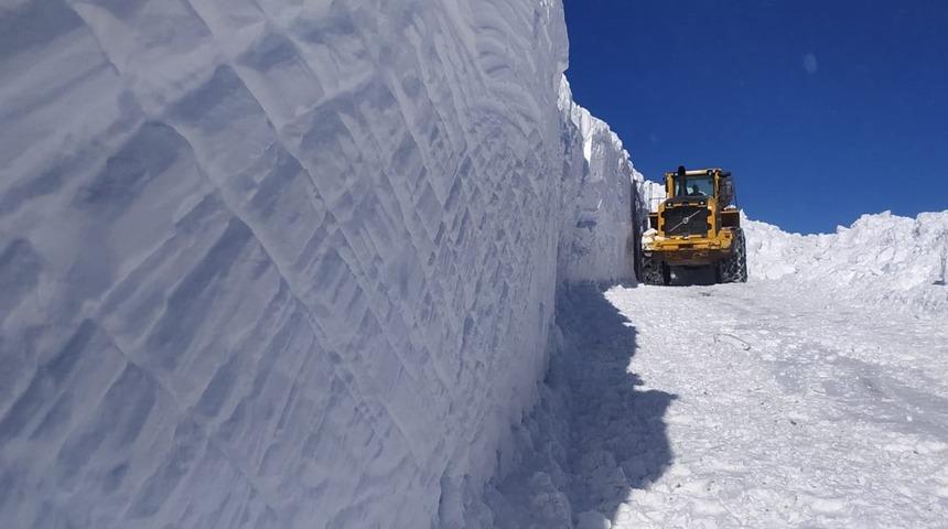 Hakkari'de üs bölgelerinin yolunu açmak için metrelerce karla mücadele ediliyor