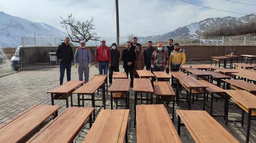 Hakkari'de usta öğreticiler 25 okuldaki 3 bin 366 sıra ve masayı yeniledi