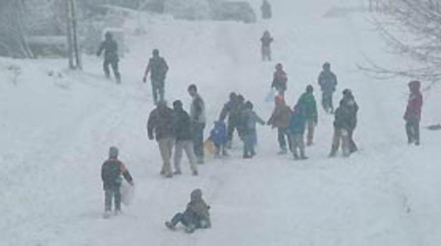 Van ve Hakkari'de k&ouml;y yolları kapandı