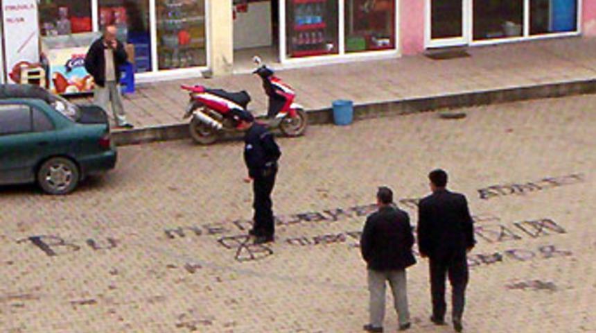 Yere yazılan yazı polisi alarma ge&ccedil;irdi