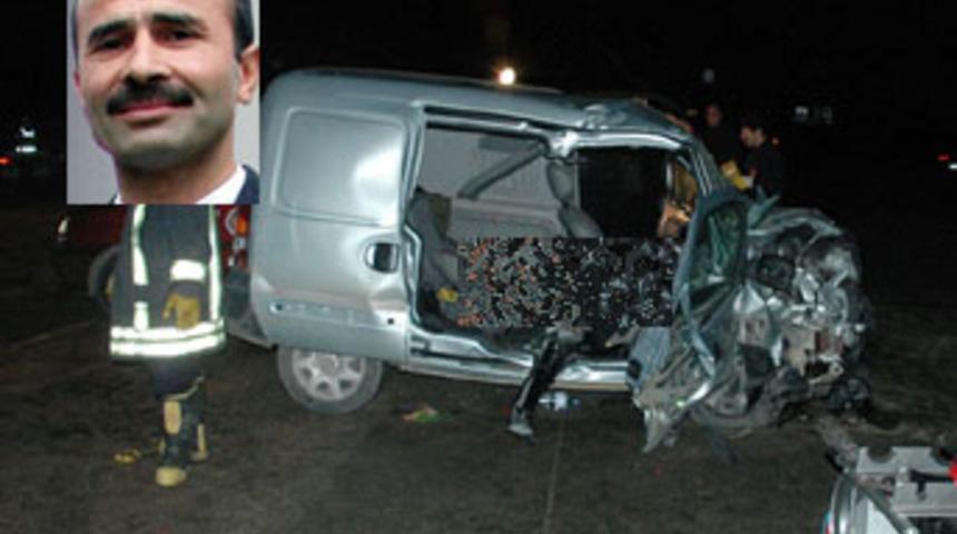 Otomobil TIR'a &ccedil;arptı: 2 &ouml;l&uuml; 2 yaralı