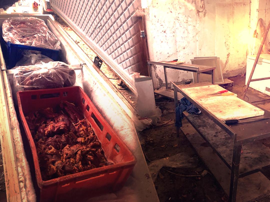 Site otoparkında mide bulandıran manzara: Tam 1,5 ton ka&ccedil;ak et ele ge&ccedil;irildi! Bir b&ouml;l&uuml;m&uuml; &ccedil;&uuml;r&uuml;m&uuml;ş ve kokmuş