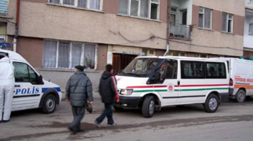 Piknik t&uuml;p&uuml;nden eteği tutuşan kadın &ouml;ld&uuml;