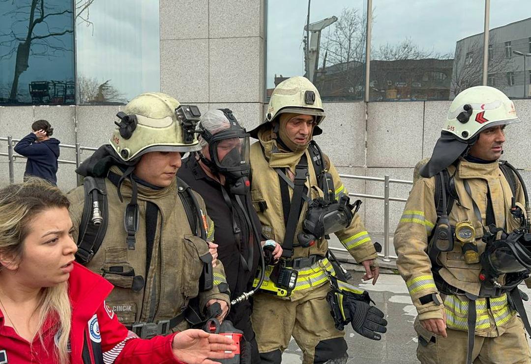 SON DAKİKA | Bayrampaşa Belediyesi binasında yangın! &Ccedil;ok sayıda ekip sevk edildi