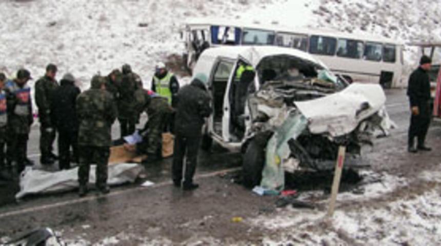 K&uuml;tahya'da trafik kazası: 3 &ouml;l&uuml;,