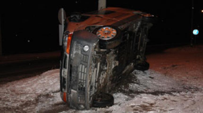 Buzlu yolda ara&ccedil;lar adeta dans etti