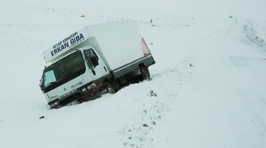 Ilgar Dağı ge&ccedil;idi'nde bir&ccedil;ok ara&ccedil; yolda kaldı