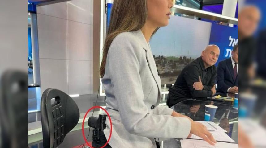Sosyal medyadaki g&ouml;r&uuml;nt&uuml;ler g&uuml;ndem oldu! İsrailli kadın spiker canlı yayına belinde silahla &ccedil;ıktı