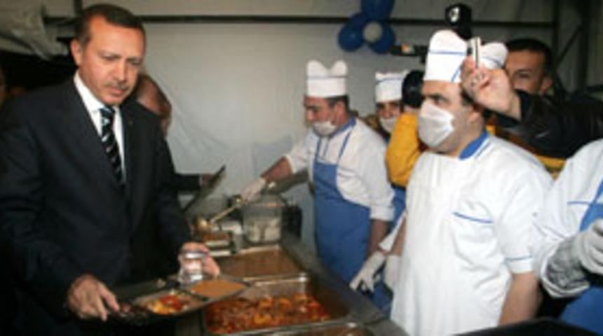 Başbakan orucunu iftar &ccedil;adırında a&ccedil;tı