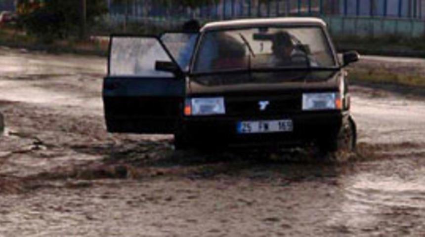 Erzurum'da yağış hayatı fel&ccedil; etti