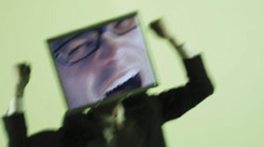 Cinnet ge&ccedil;iren gen&ccedil;, sevdiği kızı vurdu