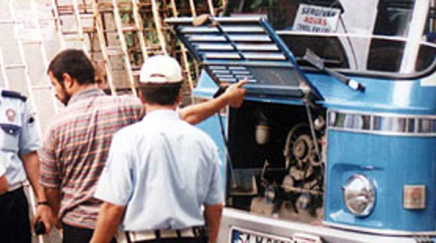 Minib&uuml;s alev aldı: 11 ağır yaralı