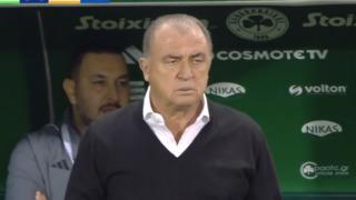Fatih Terim sahalara indi, maçın henüz 4. dakikasında hakemin kararına gösterdiği tepki sosyal medyada gündem oldu!