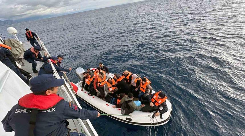 D&uuml;zensiz g&ouml;&ccedil;menleri taşıyan bot arızalandı, Sahil G&uuml;venlik kurtardı