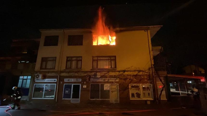 Binanın 3. katı alev alev yandı: Vatandaşlar film seyreder gibi izledi