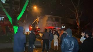 Binanın 3. katı alev alev yandı! Sokağa çıkan vatandaşlar film seyreder gibi izledi