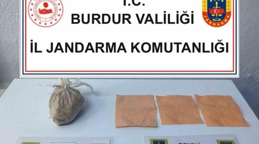 Burdur’da jandarma ekiplerinin kaçakçılık ve uyuşturucu operasyonlarında yakalanan 3 şahıs tutuklandı