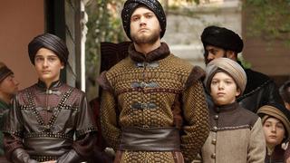 Aras Bulut İynemli'nin kıyafetini görenler şaştı kaldı! Şehzade Beyazıt rolünden çıkamamış