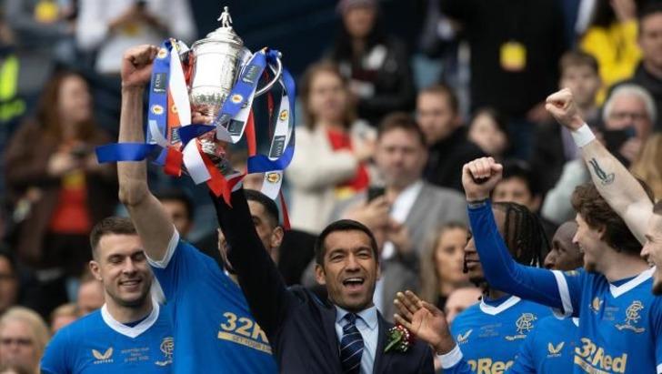 Beşiktaş hocasını buldu anlaşma sağladı, kupa canavarı geliyor! İşte Siyah-Beyazlılar'ın yeni hocası Giovanni van Bronckhorst'un sözleşme detayları ve İstanbul'a geliş tarihi G3