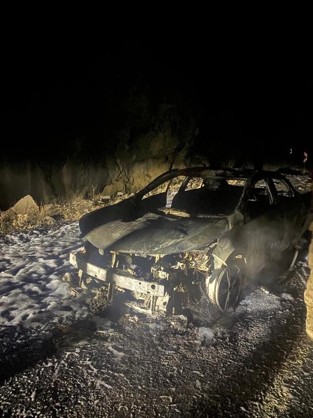 Hakkari’de seyir halindeki araç alev alev yandı